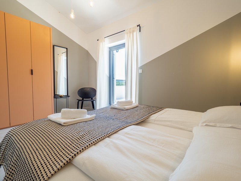 Sovrum med dubbelsäng och tillgång till balkong