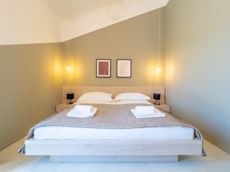 Ljust sovrum med modern design