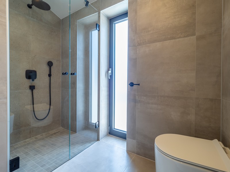 Badrum med stor glasdusch