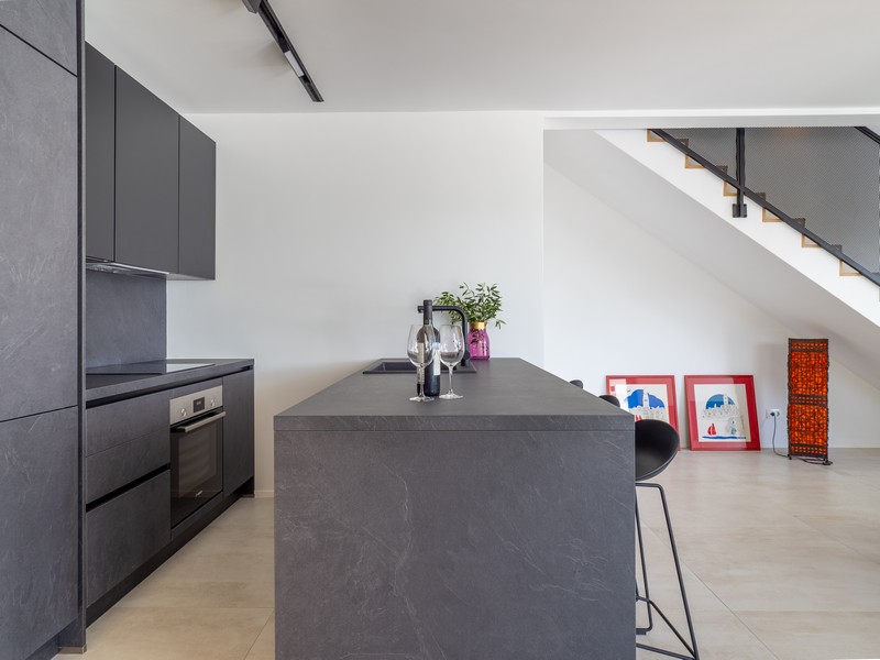 Modernt kök med kokö och matplats