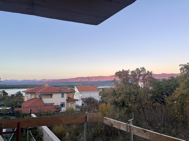 Det finns havsutsikt från skalets övre terrass.