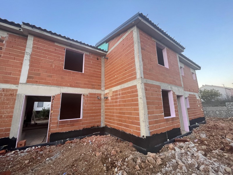 Framifrån av huset H3480 i skalstatus.