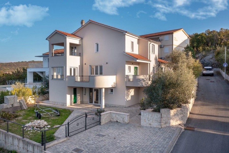 Exteriör vy av lägenhetshuset H3481 i Soline på ön Krk