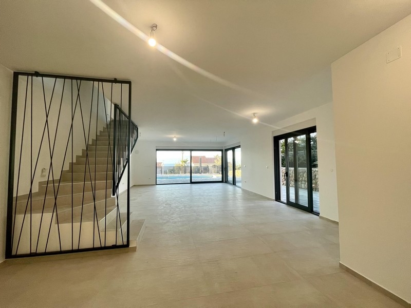 Rymligt vardagsrum med trappa och direkt utgång till terrassen