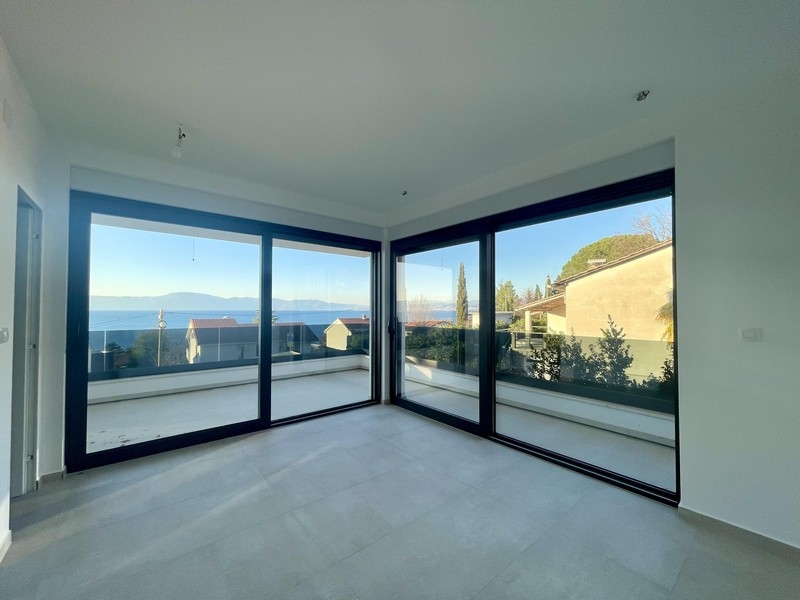 Ljust rum med stort fönster och havsutsikt