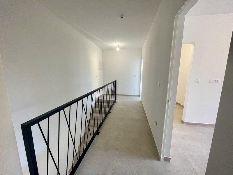 Hall med modern trappa och tillgång till sovrummen