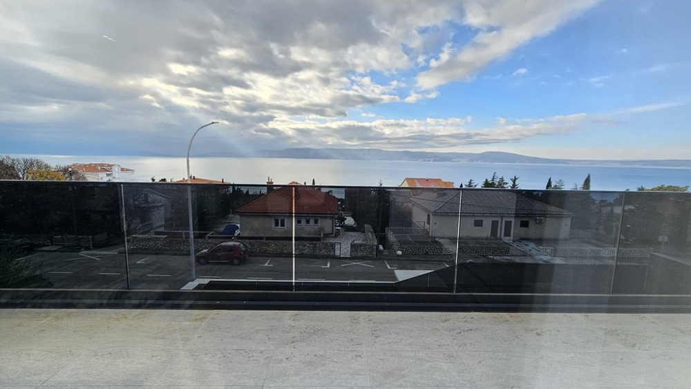 Panoramautsikt över den lyxiga fastigheten H3484 i Novi Vinodolski, Kroatien.