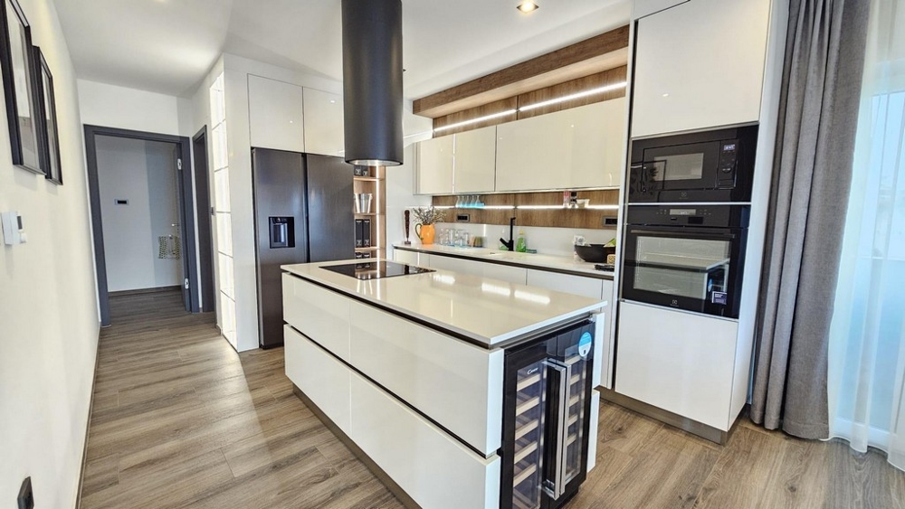 Stilrent kök med modern utrustning och köksö