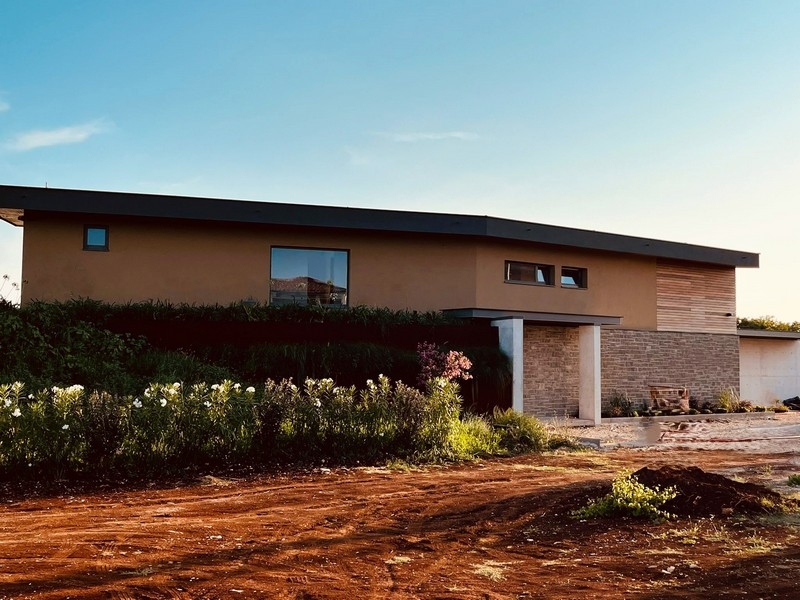 Trädgård och baksida av lyxfastighet H3485 i Kroatien.