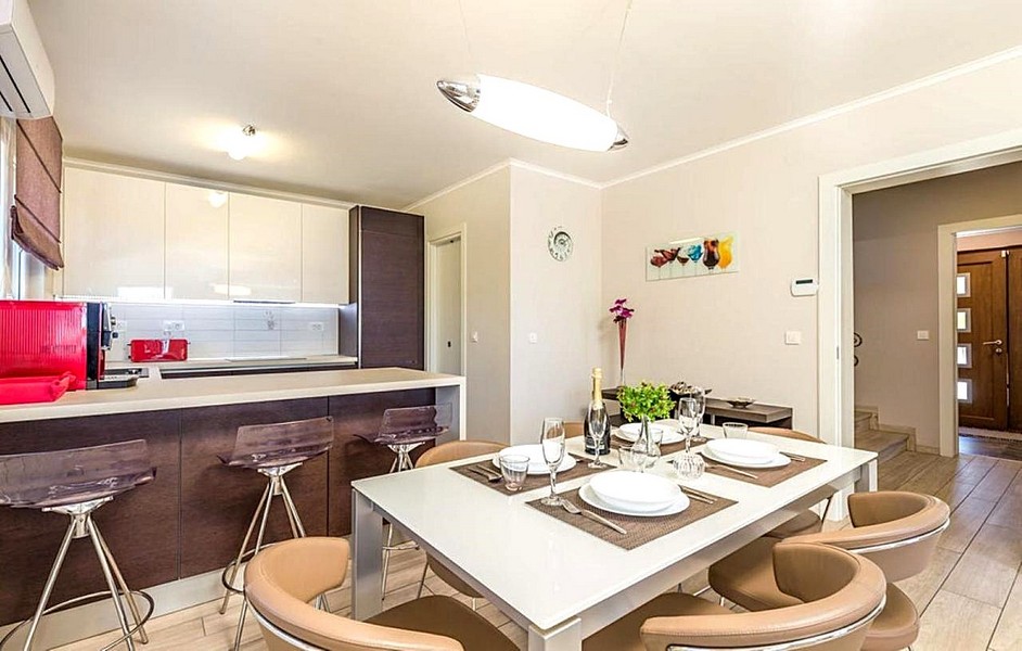 Öppet kök med matplats och stilren inredning