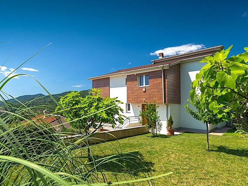 Grönt uteområde i villa H3486 till salu i Kroatien - Panorama Scouting.