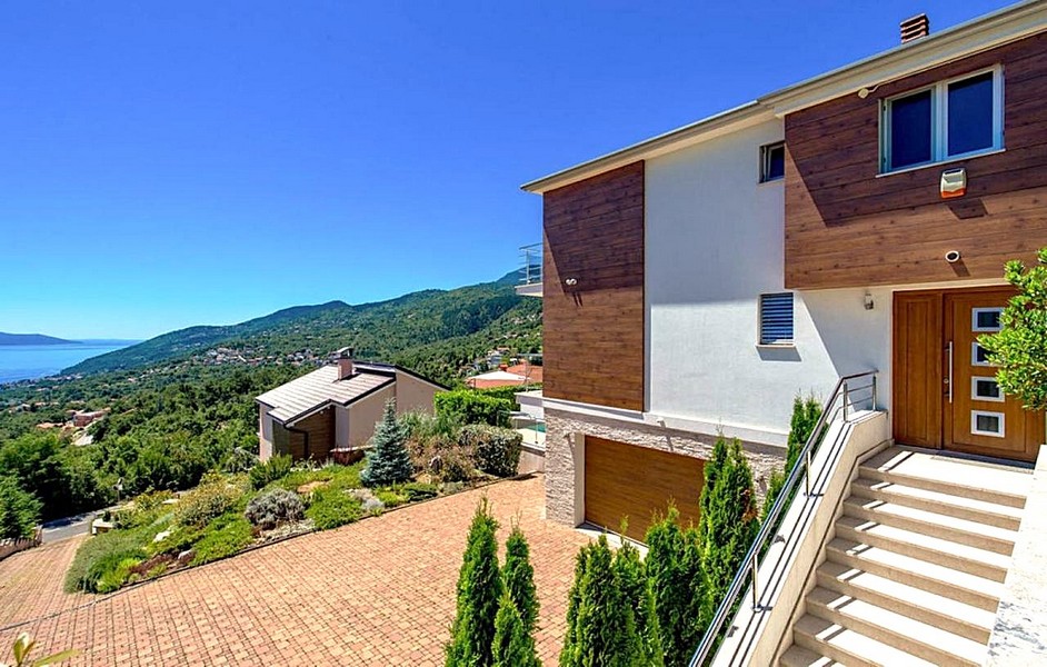 Modern villa med havsutsikt och garage i Ičići