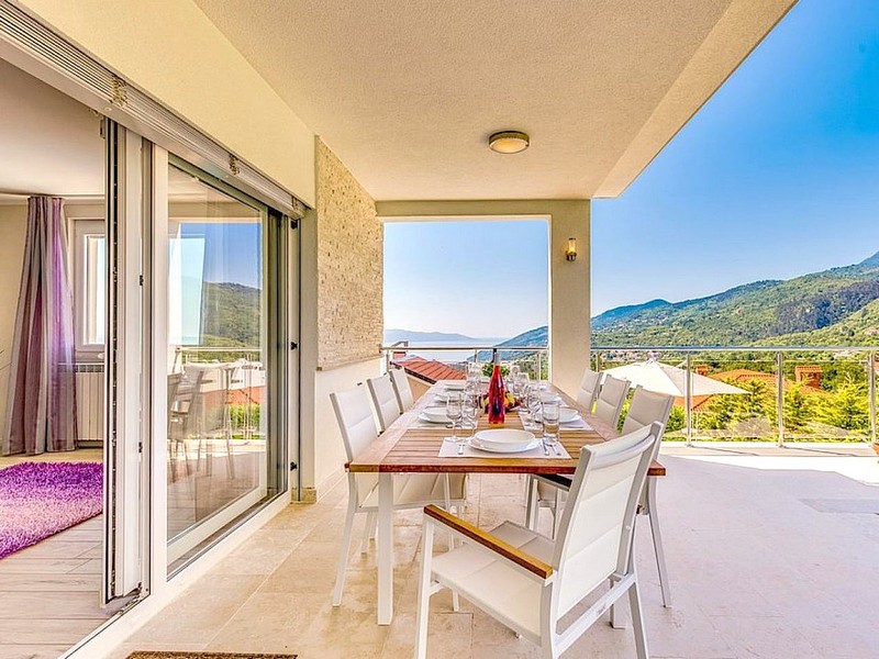 Rymlig terrass med matplats och havsutsikt