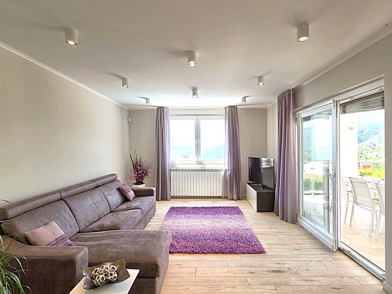 Elegant vardagsrum med utgång till terrassen