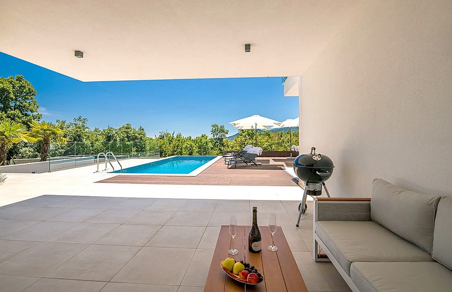 Terrass med utsikt över poolen