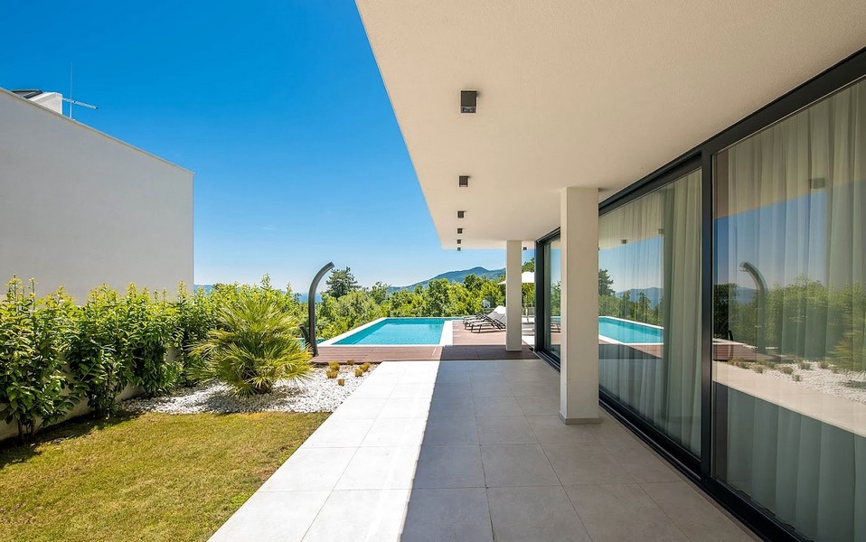 Modernt uteområde med pool