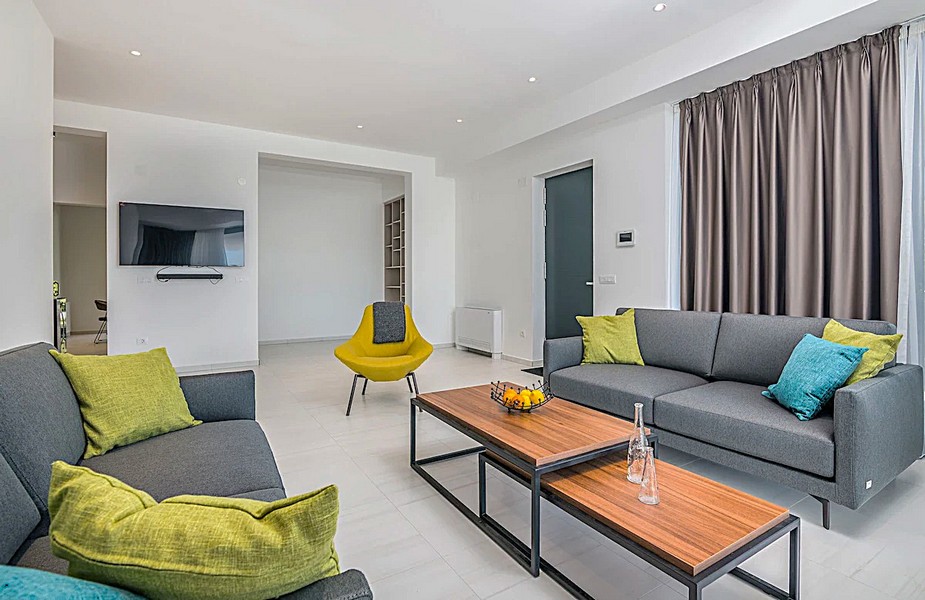 Vardagsrum med grå möblemang