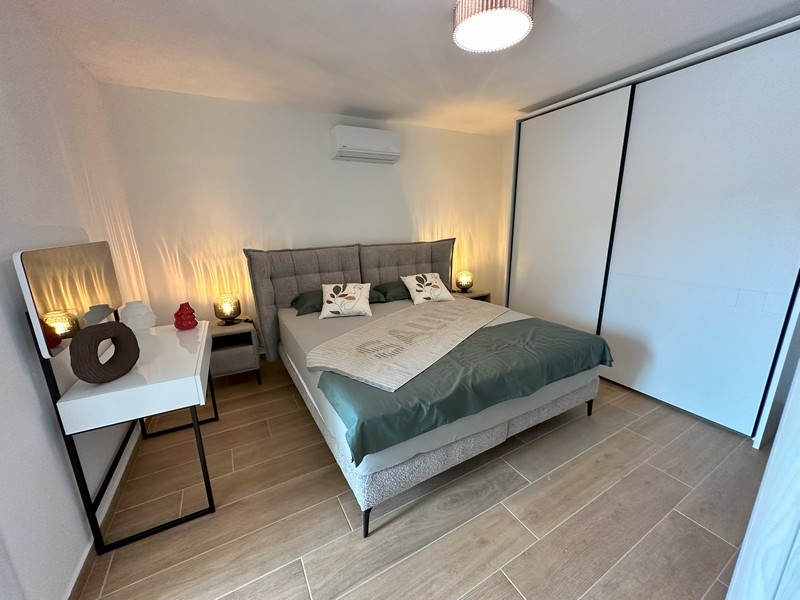 Sovrum med dubbelsäng och garderob