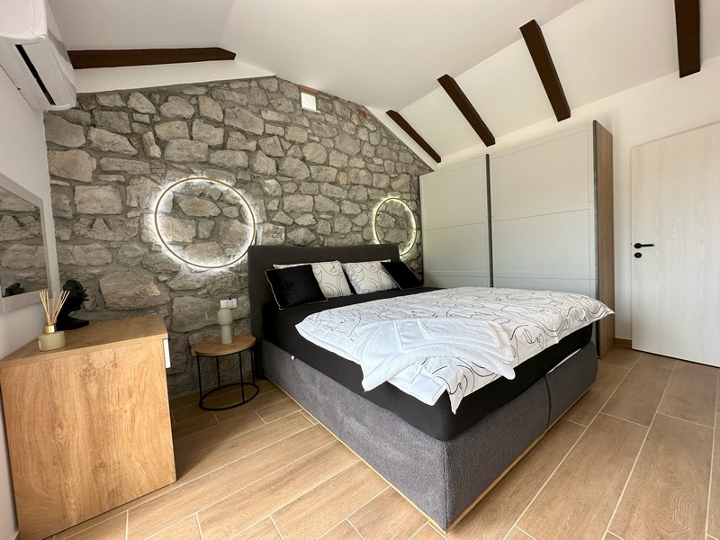 Sovrum med stenvägg och moderna accenter