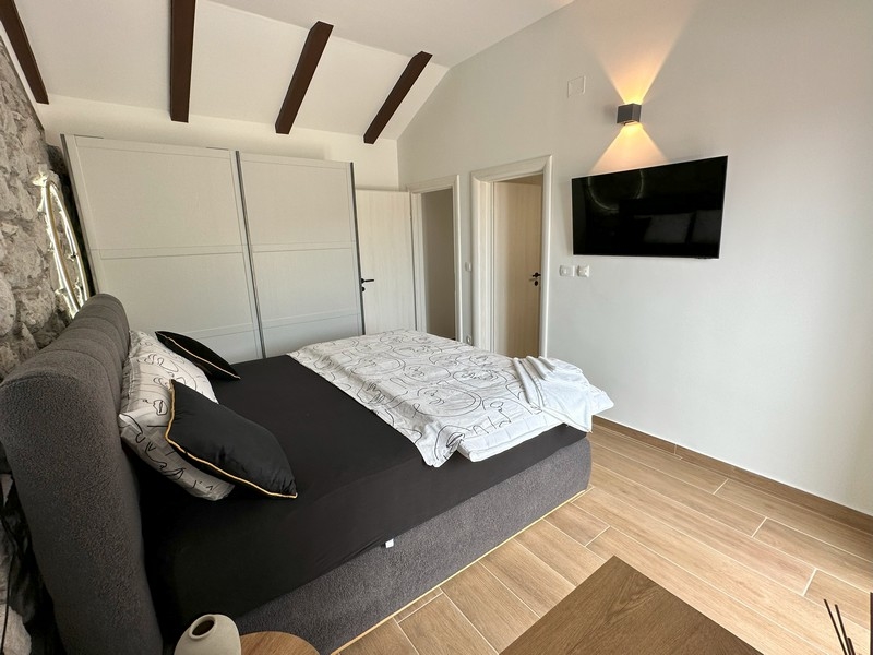 Sovrum med TV och trätak