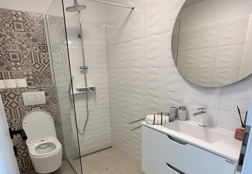 Modernt badrum med dusch och elegant inredning