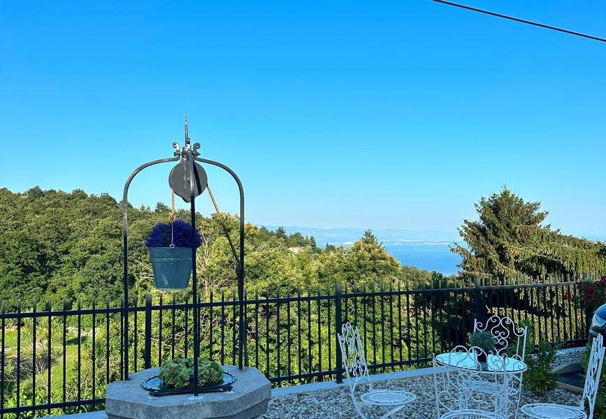 Utsikt över havet och omgivningarna från villa H3490 nära Opatija, Kvarnerbukten.