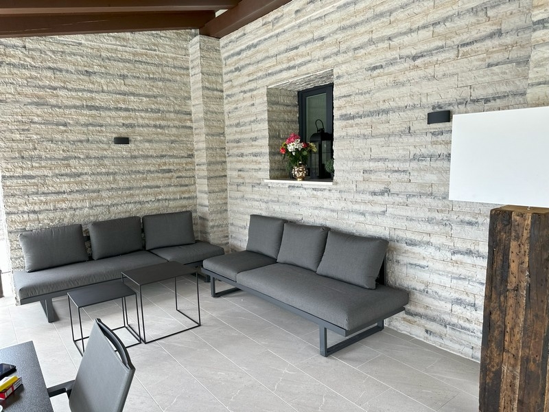 Modern lounge i villans utomhusområde