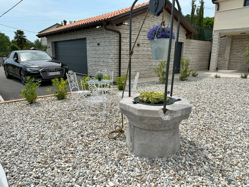 Dekorativ fontän på innergården med sittplatser