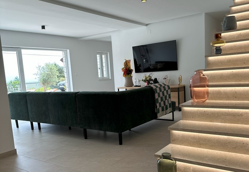 Öppet vardagsrum med utsikt utanför