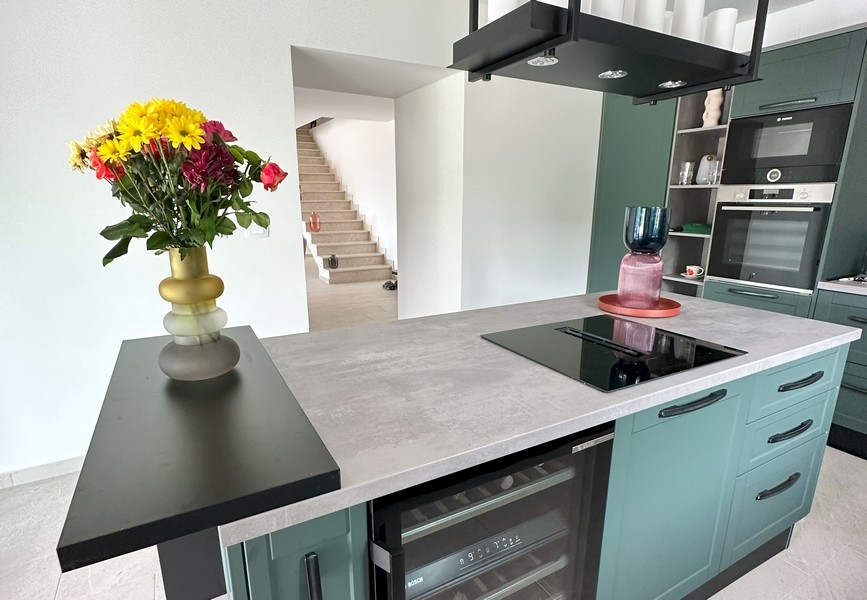 Stilrent kök med modern utrustning