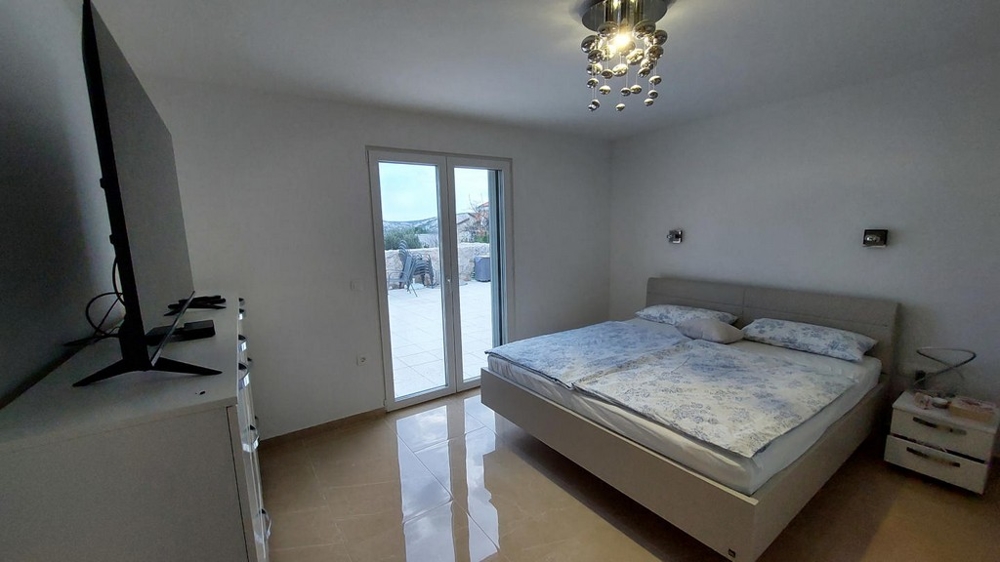 Master bedroom med terrass och havsutsikt, fastighet H3491