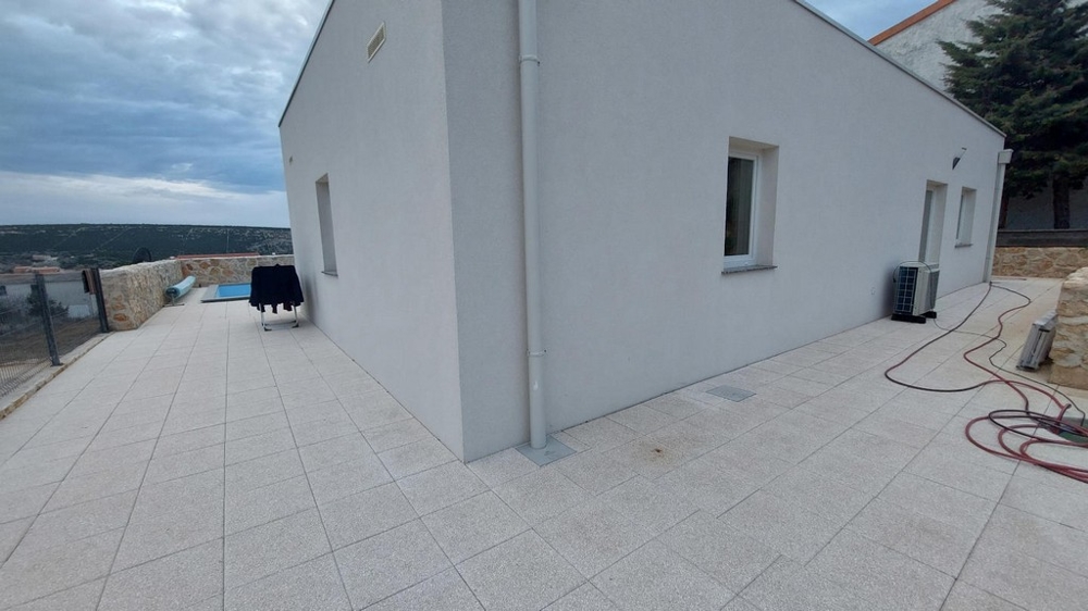 Exteriörvy av ett enfamiljshus med stor terrass, Kroatien