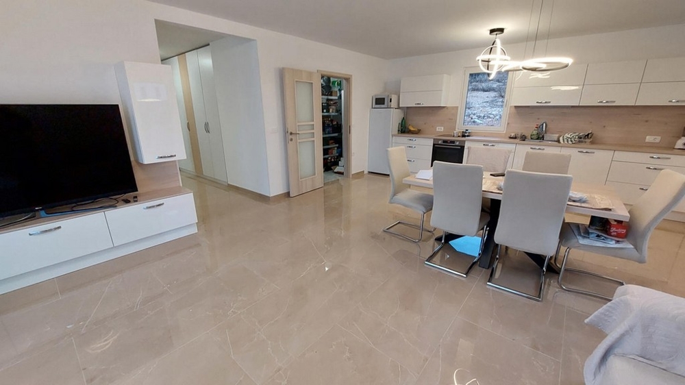 Modernt kök med matplats, ljus inredning