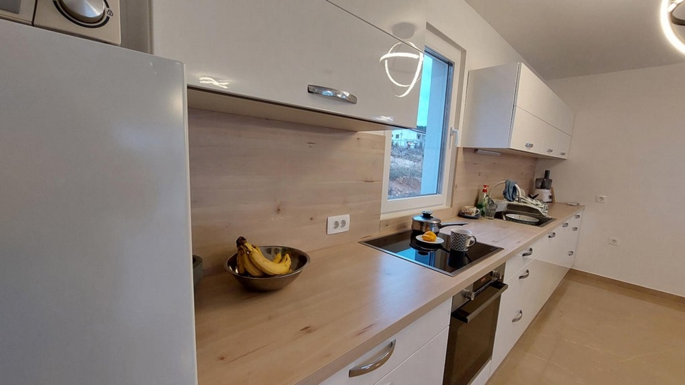 Detalj av köket med arbetsyta och vitvaror