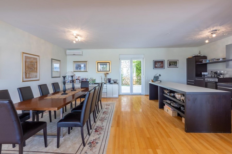 Matplats med utgång till terrassen, fastighet av hög kvalitet