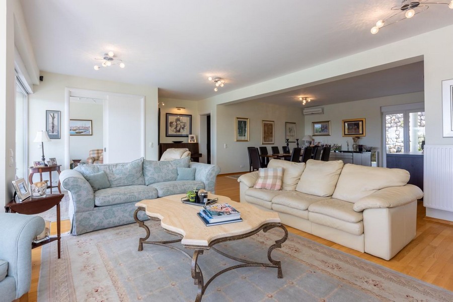 Rymligt vardagsrum med panoramafönster, havsutsikt