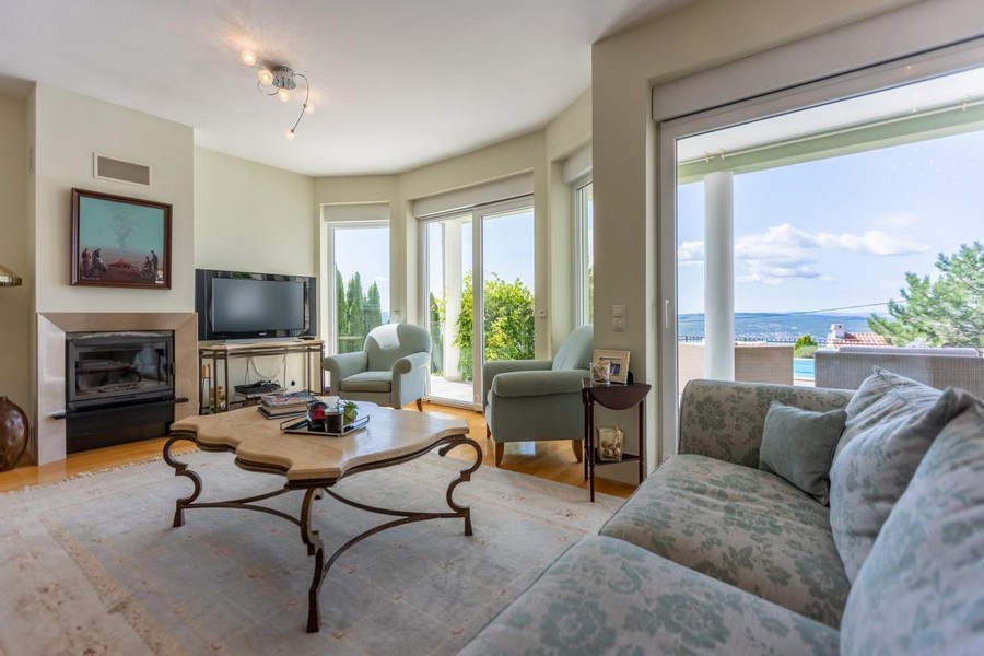 Vardagsrum med öppen spis och tillgång till terrassen, Villa H3492