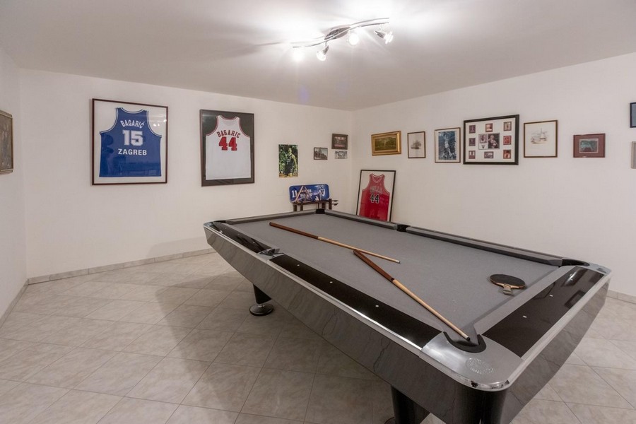 Hobbyrum med biljardbord, fritidsområde i Villa H3492
