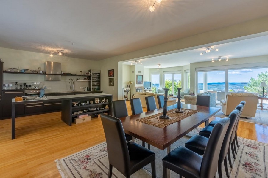 Kök i öppen planlösning med matplats, stilren villa H3492