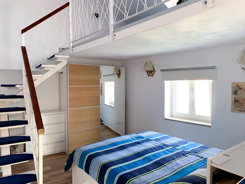 Sovrum med galleri och modern trappa