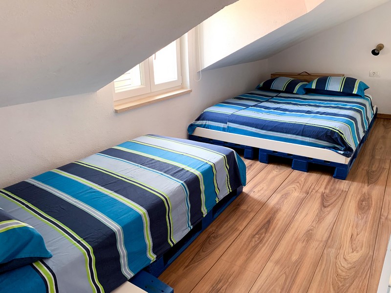 Vindsrum med dubbelsäng och enkelsäng