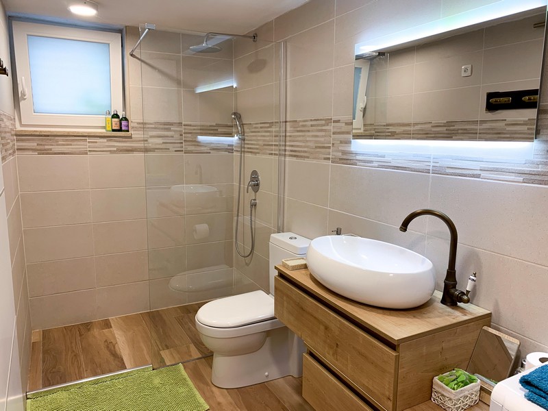 Det andra badrummet med dusch.