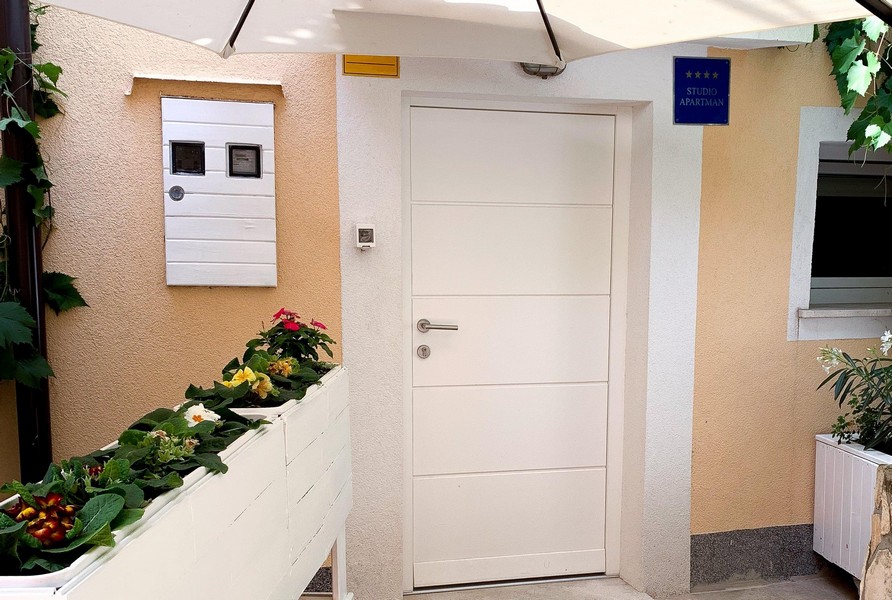 Entrédörr till hus H3497 i Baska på ön Krk i Kroatien.