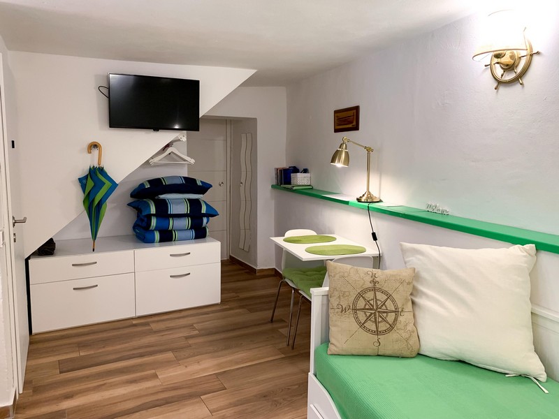 Vardagsrum med grön bänk, moderna möbler, ID H3497 Panorama Scouting