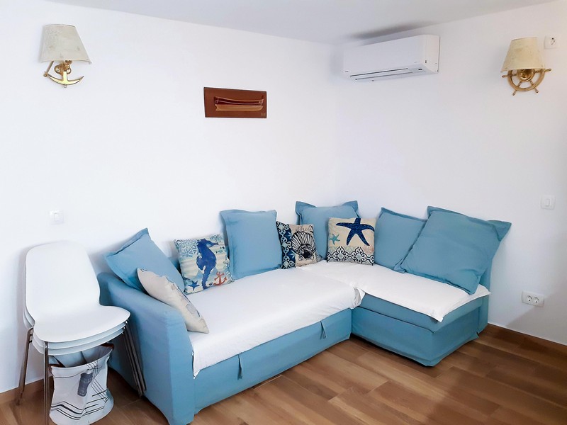 Mysig sittgrupp med blå soffa och luftkonditionering, ID H3497 Property