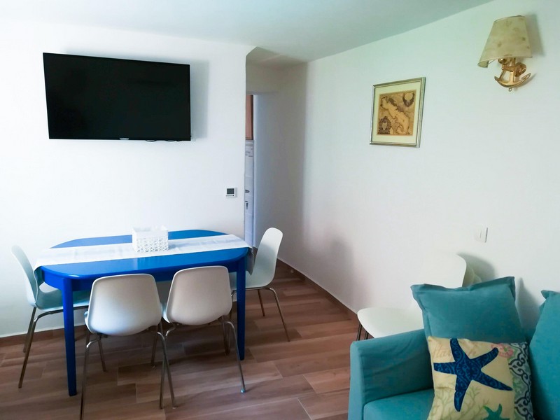 Matplats med TV och blått bord