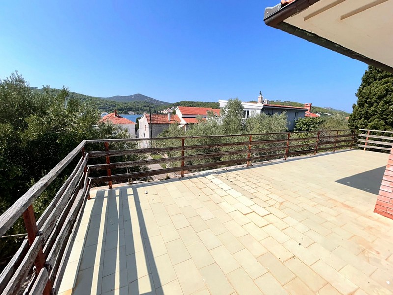 Rymlig terrass med utsikt över havet - fastighet H3499.