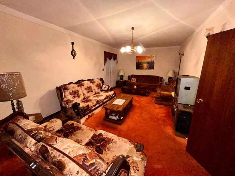 Vardagsrum med gamla dalmatiska möbler.