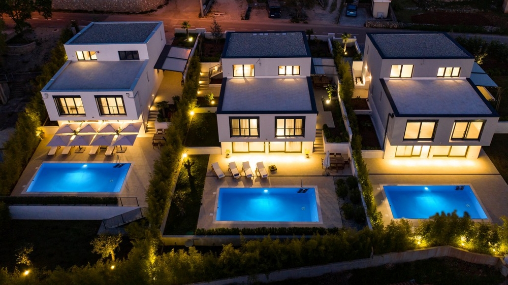 Bild på solplatsen på fastigheten med pool i Kvarnerbukten.