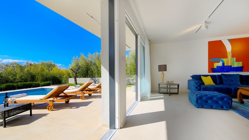 Utsikt från loungen över poolen och häcken i Kvarnerbukten.